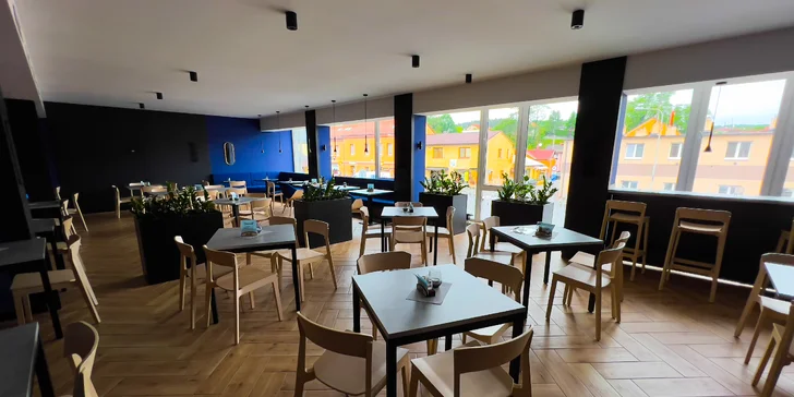 Masová prkna pro 2 nebo 4 osoby: vepřová žebra, kuřecí křídla, smažené sýry i cibulové kroužky