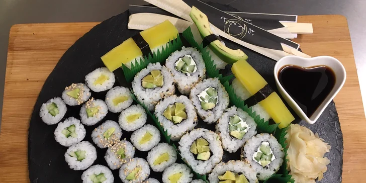 Vegetariánský sushi set na odnos s sebou: maki, nigiri i California roll s avokádem i okurkou, 36 ks.