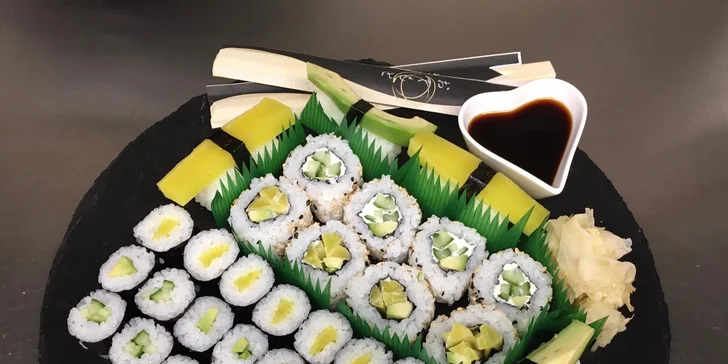 Vegetariánský sushi set na odnos s sebou: maki, nigiri i California roll s avokádem i okurkou, 36 ks.