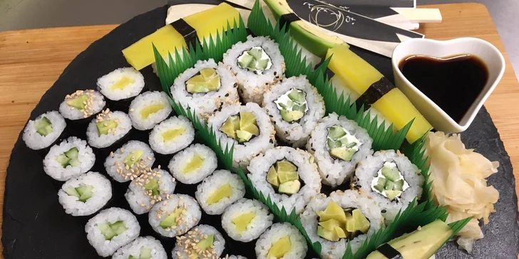 Vegetariánský sushi set na odnos s sebou: maki, nigiri i California roll s avokádem i okurkou, 36 ks.
