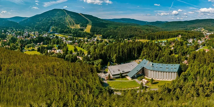 Ve dvou či s rodinou do Krkonoš: pobyt s polopenzí a wellness v srdci Harrachova