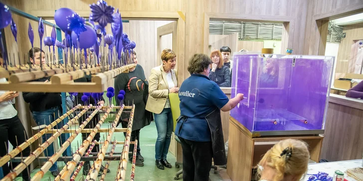 Exkurze ve výrobně vánočních ozdob: vlastní ozdoba pod vedením malířky i rodinný vstup