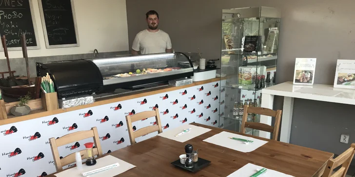 Nabité sushi sety o 32–66 kouscích i wakame salát: rolky se zeleninou, lososem a tuňákem i tofu