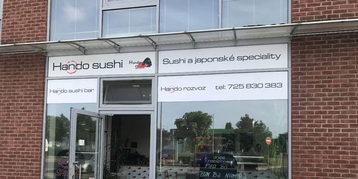 Nabité sushi sety o 32–66 kouscích i wakame salát: rolky se zeleninou, lososem a tuňákem i tofu