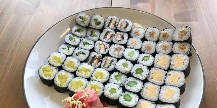 Nabité sushi sety o 32–66 kouscích i wakame salát: rolky se zeleninou, lososem a tuňákem i tofu