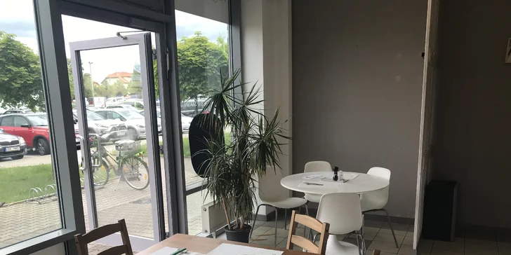 Nabité sushi sety o 32–66 kouscích i wakame salát: rolky se zeleninou, lososem a tuňákem i tofu