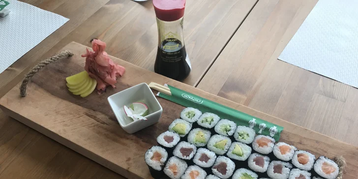 Nabité sushi sety o 32–66 kouscích i wakame salát: rolky se zeleninou, lososem a tuňákem i tofu