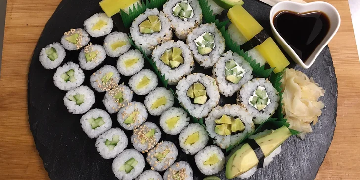 Vegetariánský sushi set na odnos s sebou: maki, nigiri i California roll s avokádem i okurkou, 36 ks.