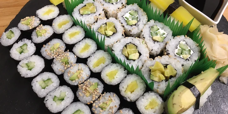 Vegetariánský sushi set na odnos s sebou: maki, nigiri i California roll s avokádem i okurkou, 36 ks.