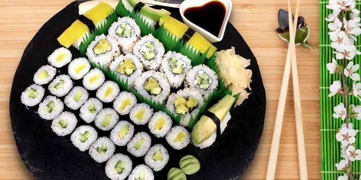 Vegetariánský sushi set na odnos s sebou: maki, nigiri i California roll s avokádem i okurkou, 36 ks.