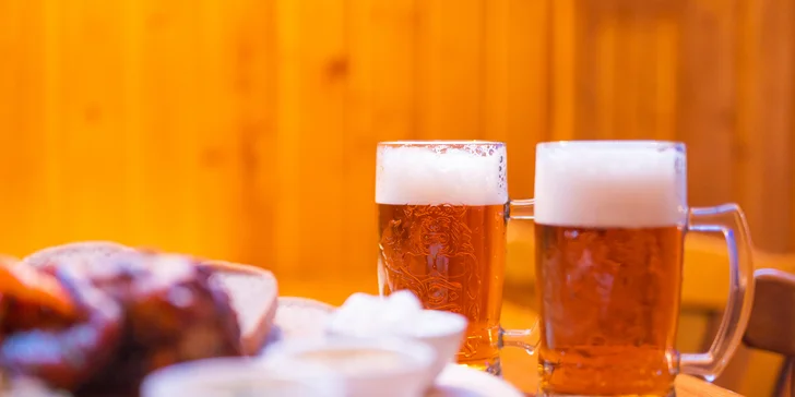 Pořádná hostina: pečené vepřové koleno s přílohami i dvěma pivy