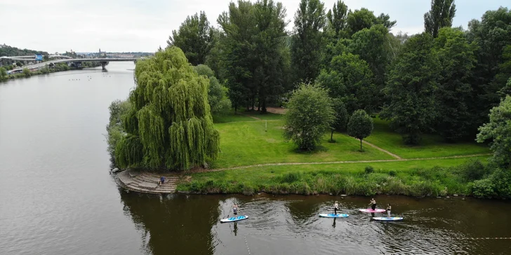 Vodní radovánky na Vltavě: půjčení paddleboardu pro jednoho i pro dva