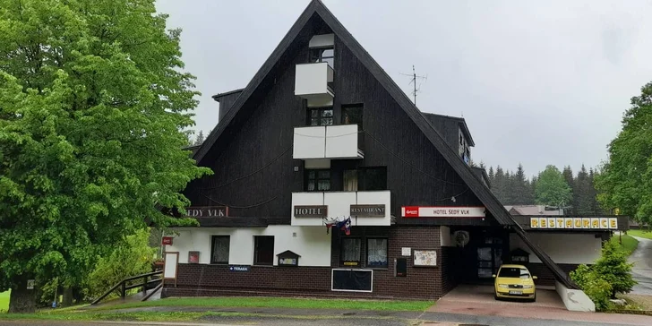 Dovolená pod Čertovou horou v Harrachově: snídaně a neomezeně bazén