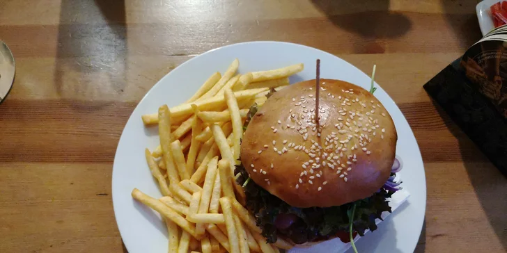 Hovězí hamburger nebo cheeseburger s hranolky pro jednoho i pro dva