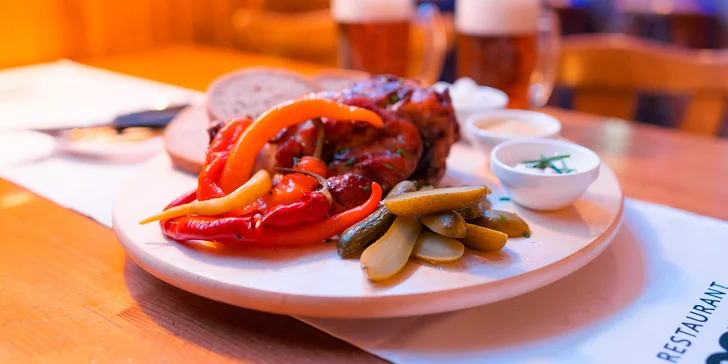 Pořádná hostina: pečené vepřové koleno s přílohami i dvěma pivy