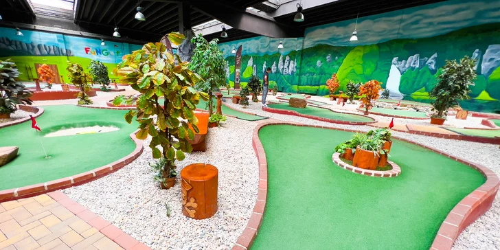 Hodina adventure golfu na krytém hřišti a drinky pro 2 nebo 4 osoby