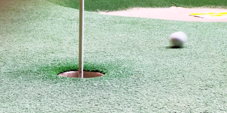 Hodina adventure golfu na krytém hřišti a drinky pro 2 nebo 4 osoby
