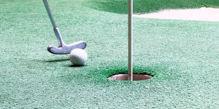 Hodina adventure golfu na krytém hřišti a drinky pro 2 nebo 4 osoby