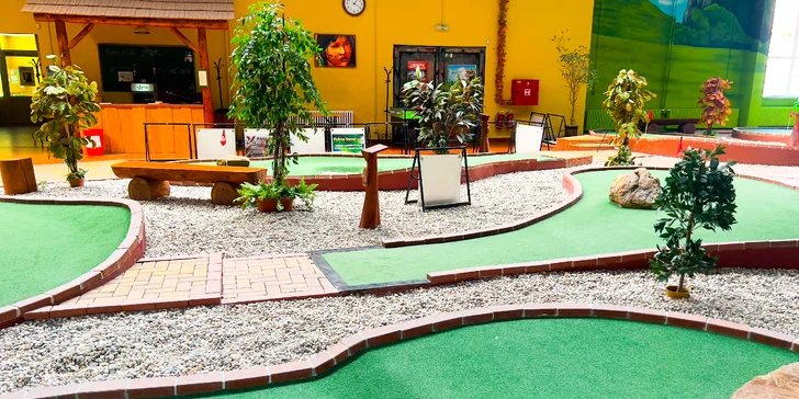 Hodina adventure golfu na krytém hřišti a drinky pro 2 nebo 4 osoby