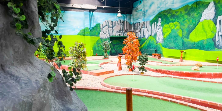 Hodina adventure golfu na krytém hřišti a drinky pro 2 nebo 4 osoby