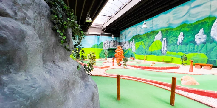 Hodina adventure golfu na krytém hřišti a drinky pro 2 nebo 4 osoby