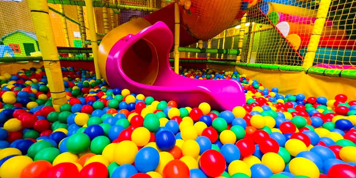 Hodina adventure golfu na krytém hřišti a drinky pro 2 nebo 4 osoby
