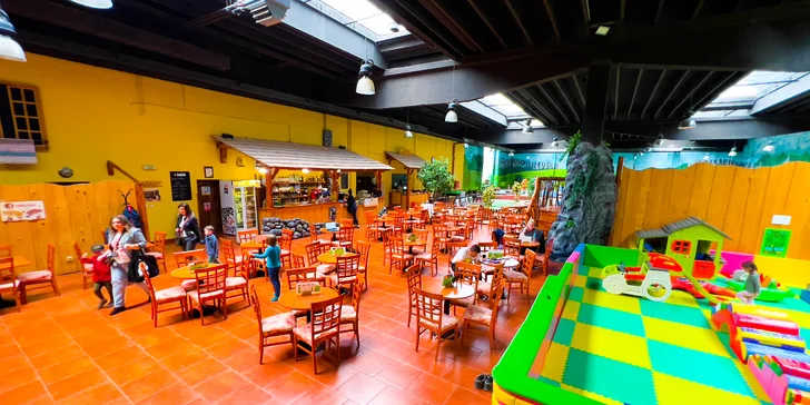 Hodina adventure golfu na krytém hřišti a drinky pro 2 nebo 4 osoby