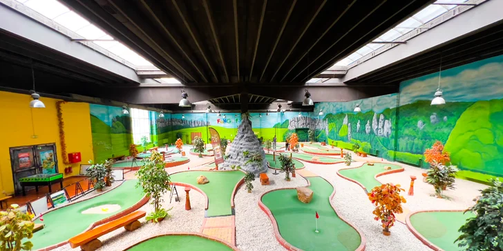 Hodina adventure golfu na krytém hřišti a drinky pro 2 nebo 4 osoby