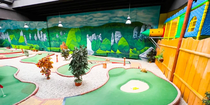 Hodina adventure golfu na krytém hřišti a drinky pro 2 nebo 4 osoby