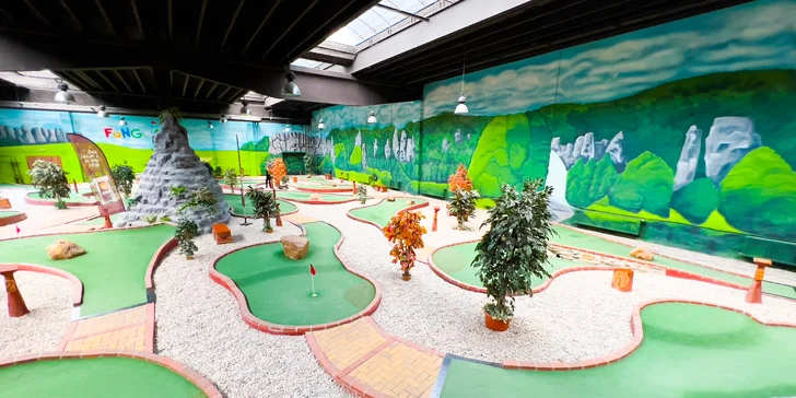 Hodina adventure golfu na krytém hřišti a drinky pro 2 nebo 4 osoby