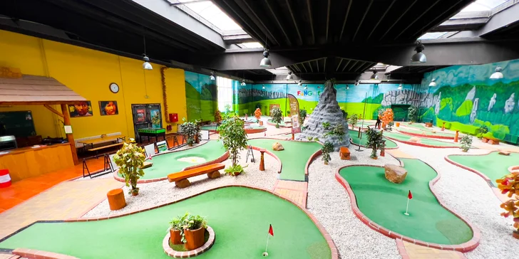Hodina adventure golfu na krytém hřišti a drinky pro 2 nebo 4 osoby