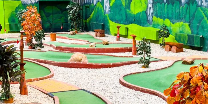 Hodina adventure golfu na krytém hřišti a drinky pro 2 nebo 4 osoby