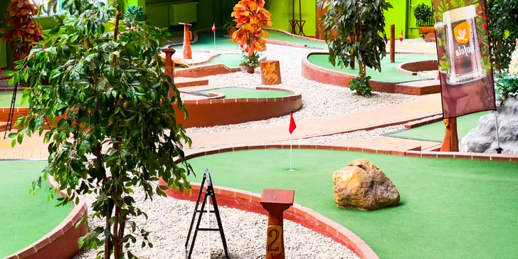 Hodina adventure golfu na krytém hřišti a drinky pro 2 nebo 4 osoby