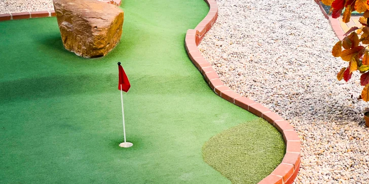 Hodina adventure golfu na krytém hřišti a drinky pro 2 nebo 4 osoby
