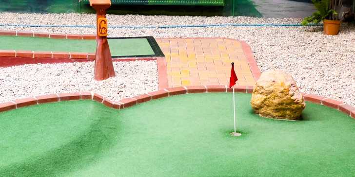 Hodina adventure golfu na krytém hřišti a drinky pro 2 nebo 4 osoby