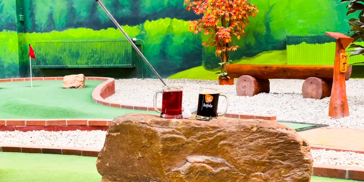 Hodina adventure golfu na krytém hřišti a drinky pro 2 nebo 4 osoby