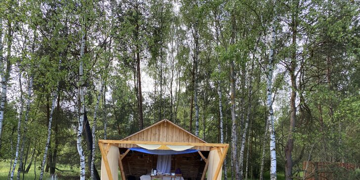Romantika na samotě u lesa: pojízdná postel s výhledem na vrch Ralsko, prosecco i snídaně