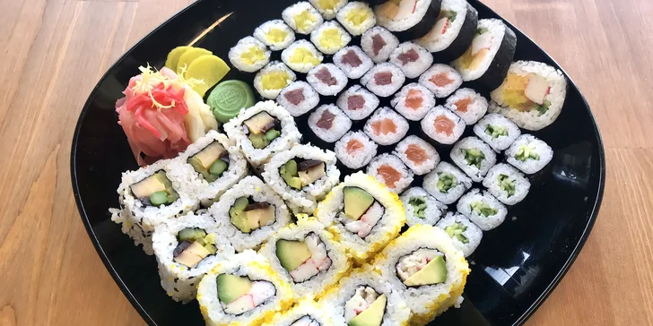 Nabité sushi sety o 32–66 kouscích i wakame salát: rolky se zeleninou, lososem a tuňákem i tofu