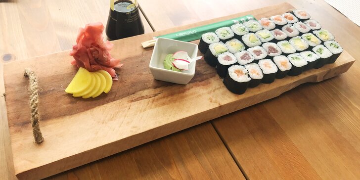 Nabité sushi sety o 32–66 kouscích i wakame salát: rolky se zeleninou, lososem a tuňákem i tofu