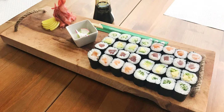 Nabité sushi sety o 32–66 kouscích i wakame salát: rolky se zeleninou, lososem a tuňákem i tofu