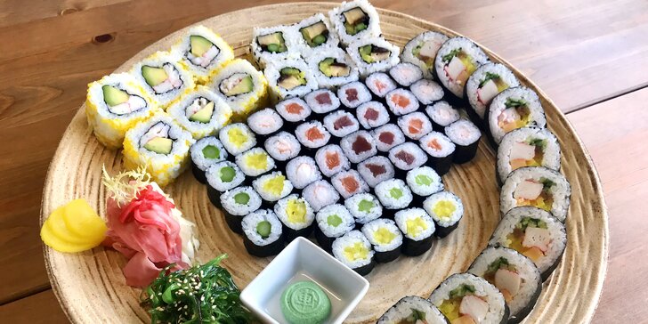Nabité sushi sety o 32–66 kouscích i wakame salát: rolky se zeleninou, lososem a tuňákem i tofu