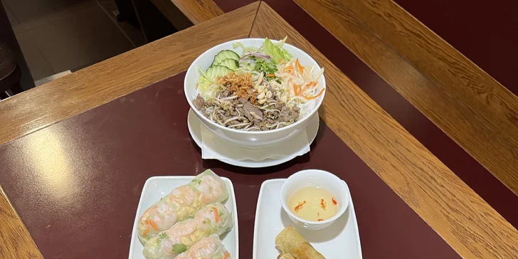 Vietnamské menu pro 1 nebo 2 osoby: jarní či letní závitky i bún bò nam bộ