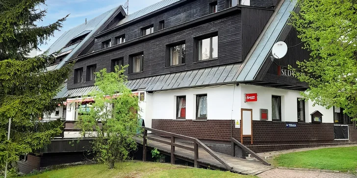 Dovolená pod Čertovou horou v Harrachově: snídaně a neomezeně bazén