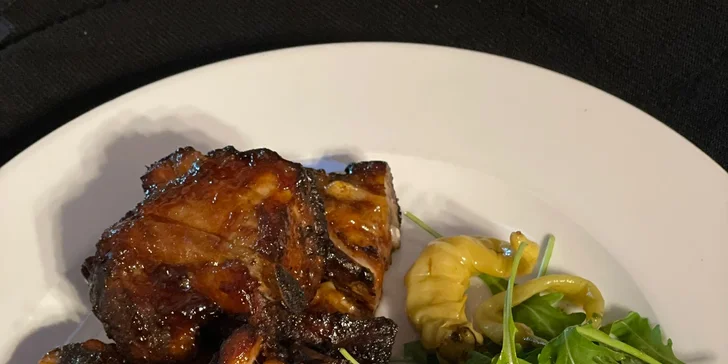 400 nebo 800 g pomalu pečených vepřových žebírek s chlebem, hořčicí, křenem i okurkou