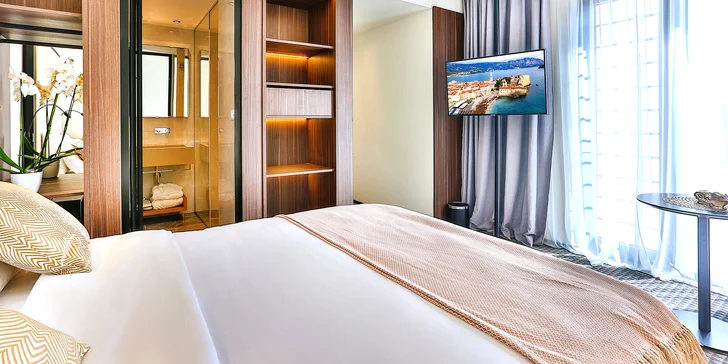 Dovolená v Černé Hoře: nový hotel 300 m od krásných pláží v historické Budvě, snídaně, 2 děti zdarma