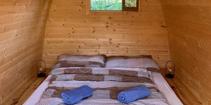 Pohádkový relax poblíž Českého ráje: domek s terasou na břehu rybníka, snídaně a sekt i vyjížďka pramicí