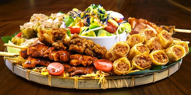 Bilao - až 3 kg filipínských dobrot: nudle Canton, masové knedlíčky, závitky a špízy, exotické omáčky, 2–6 os.