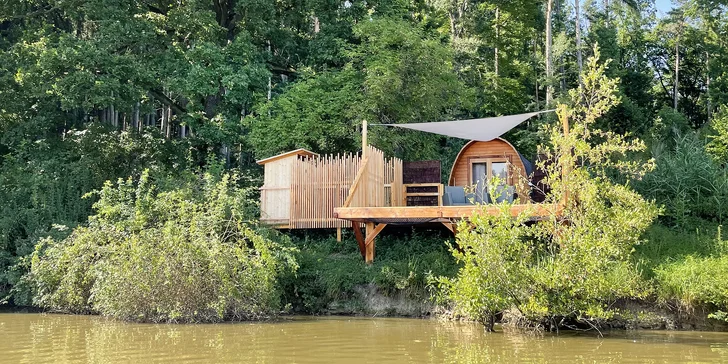 Pohádkový relax poblíž Českého ráje: domek s terasou na břehu rybníka, snídaně a sekt i vyjížďka pramicí