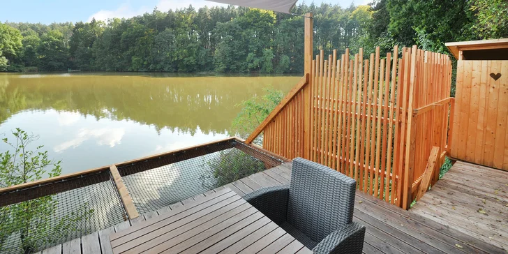 Pohádkový relax poblíž Českého ráje: domek s terasou na břehu rybníka, snídaně a sekt i vyjížďka pramicí