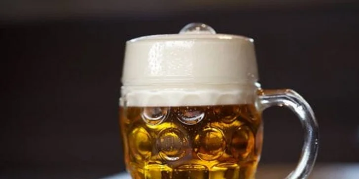 Pomalu pečená Chacharova kolena s hořčicí a křenem i dvěma či čtyřmi Pilsner Urquell na Porubě